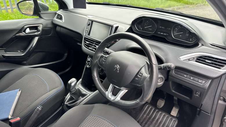 Peugeot 208 1.2 PureTech 82 Signature 5dr [Start Stop] Petrol Hatchback
